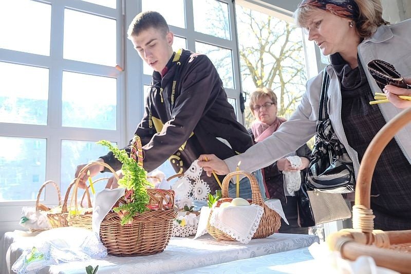 W Wielką Sobotę prawosławni święcą pokarmy, odwiedzają cmentarze, a także symboliczny Grób Pański. Wieczorem odbędzie się połunoszcznica.