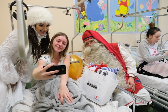 Święty Mikołaj odwiedził w niedzielę małych pacjentów z Uniwersyteckiego Dziecięcego Szpitala Klinicznego w Białymstoku. Spotkał się z dziećmi z kilku oddziałów i obdarował je upominkami. W zamian otrzymał kilka laurek, słodkich ciasteczek i dużo uśmiechów.