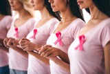 Rak piersi często daje niejasne objawy. Jakie dolegliwości powinny zaniepokoić?