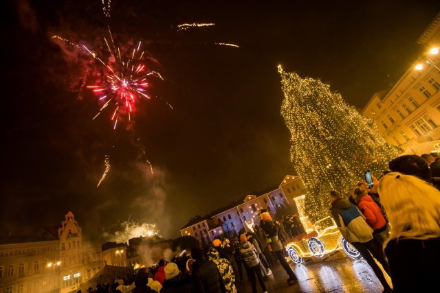 Podczas noworocznego spotkania królują szampany, muzyka i doborowe towarzystwo. Organizatorzy imprez muszą mieć wszystko na oku, więc sprawę z jedzeniem warto rozwiązać w łatwy sposób.