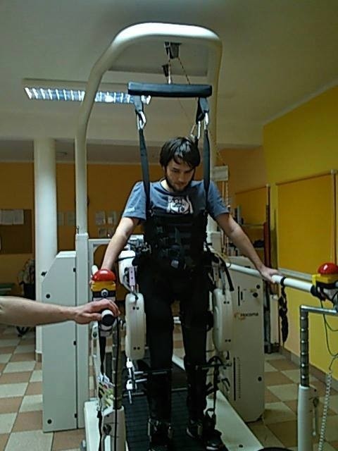 Michał Kopiec w ośrodku rehabilitacyjnym w Gacnie Małym. Ćwiczenia na lokomacie pozwalają mu „wstawać na nogi”.