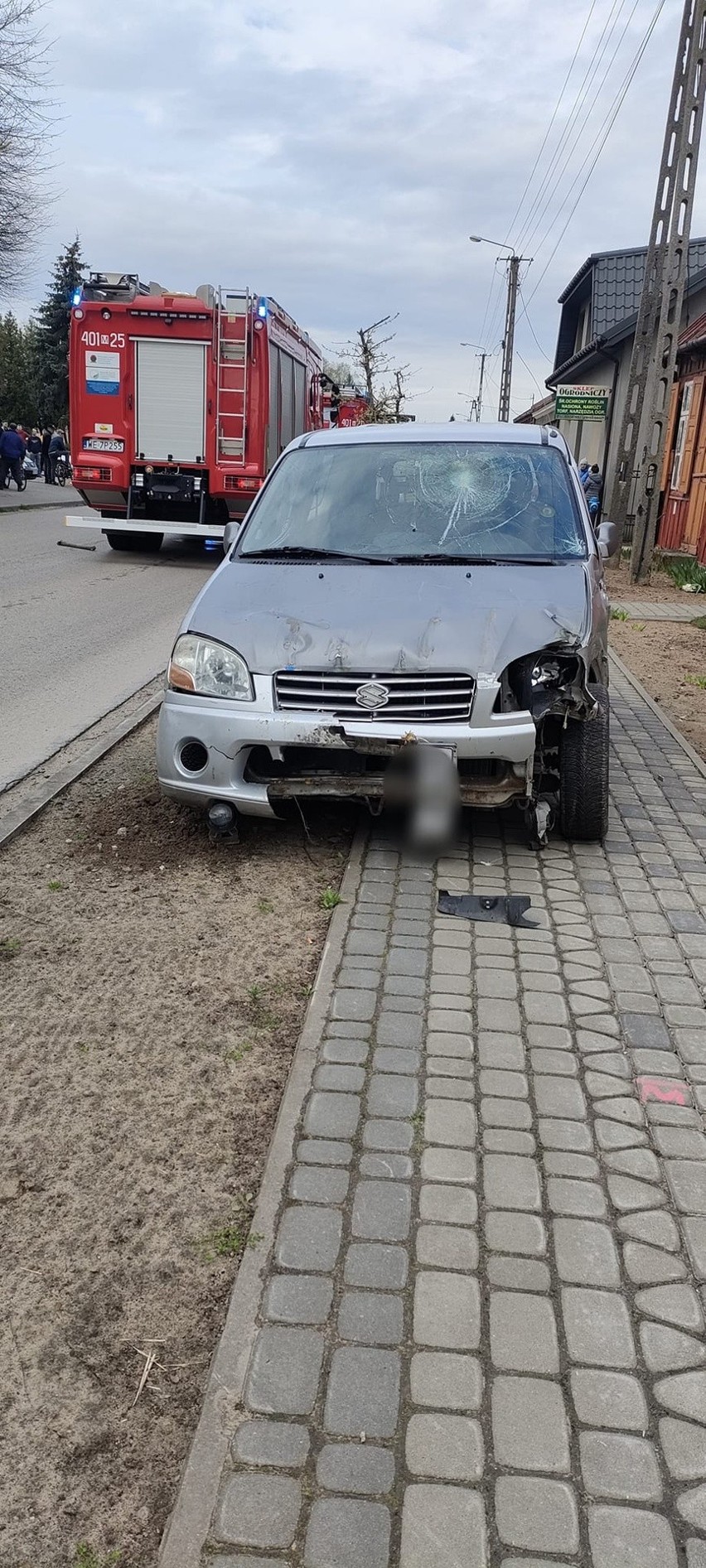 Wypadek w Przybyszewie w gminie Promna. 20-latek w suzuki wjechał na chodnik i potrącił pieszą. Kobieta w szpitalu