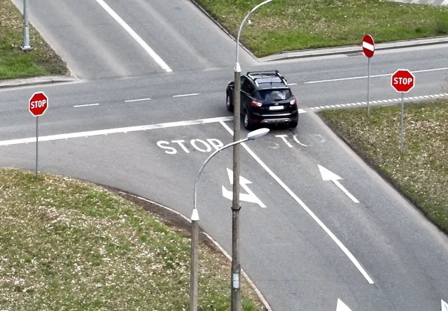 We wtorek, 19 marca, włocławscy policjanci wykorzystali drona, by obserwować, czy kierowcy zatrzymują się na znaku "STOP"  na skrzyżowaniu drogi krajowej nr 62 - Alei Kazimierza Wielkiego z ulicą Zielną