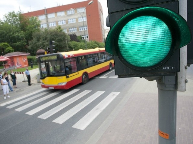 Zielone światło w ciągu dnia dłużej świeci się na głównych ulicach. Ale po zmroku taki sygnał otrzymują ci kierowcy, którzy szybciej dojadą do skrzyżowania. Nawet, jeśli kierują się do niego z bocznej ulicy.