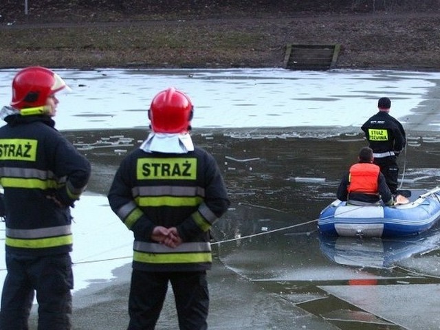 Trwają poszukiwania mężczyzny na jeziorze Rusałka, który według zeznań świadków wpadł do wody.