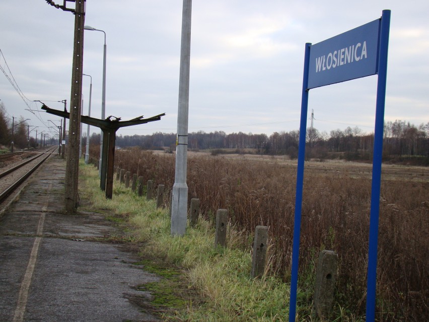 Zaniedbany przez lata przystanek kolejowy Włosienica (gm....