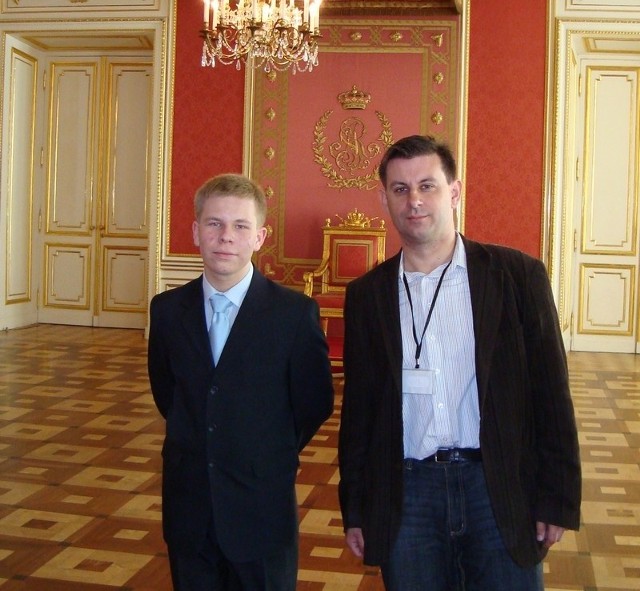 Po lewej Konrad Król z Tomaszem Tutakiem - nauczycielem, który przygotowywał go do olimpiady.