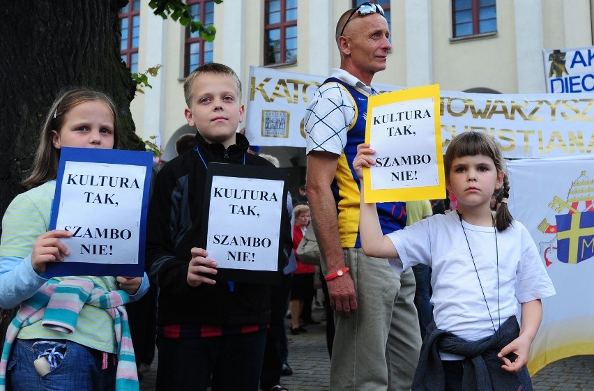 Protest przeciwko spektaklowi Golgota w Bydgoszczy