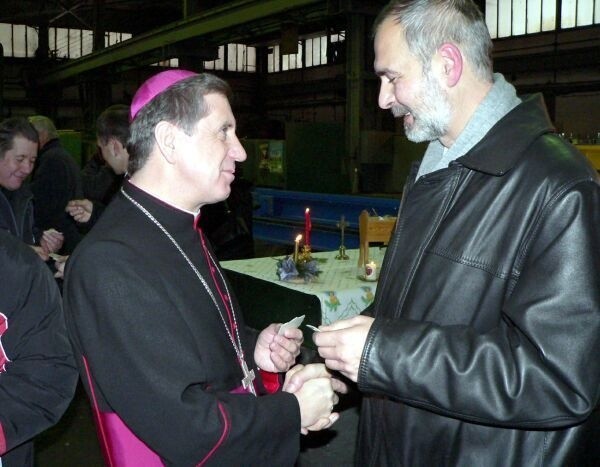 Biskup Andrzej Dzięga łamie się opłatkiem ze Stanisławem Krupką, pierwszym przewodniczącym &quot;Solidarności&quot; w hucie i w regionie.