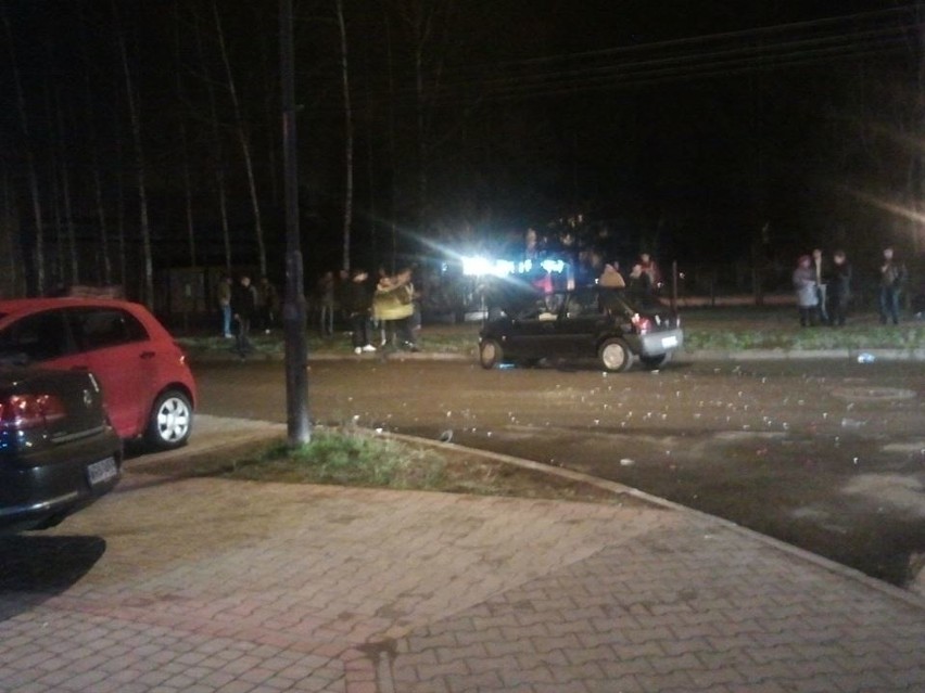 Wypadek w Iłży. Samochód uderzył w ścianę marketu tuż przy wejściu 