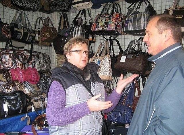 Teresa Skrzypczak, jako jedna z pierwszych przeniosła towar do pawilonu na nowym bazarze. - Dobrze, że już tu jesteśmy - mówiła Pawłowi Sławiakowi (fot. Beata Bielecka )