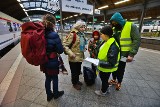 Pociąg ze Lwowa wjechał na dworzec we Wrocławiu. Uchodźcy otoczeni opieką. Stacja Dialog służy pomocą [ZDJĘCIA]