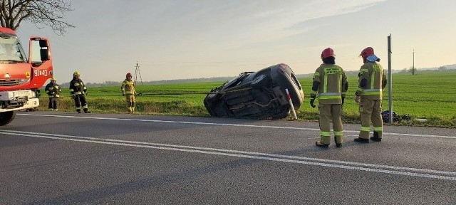 Gdy pierwsze służby dotarły na miejsce, nie potwierdzono tej drugiej informacji - podróżujący zdołali już opuścić pojazd.Czytaj dalej i zobacz zdjęcia --->