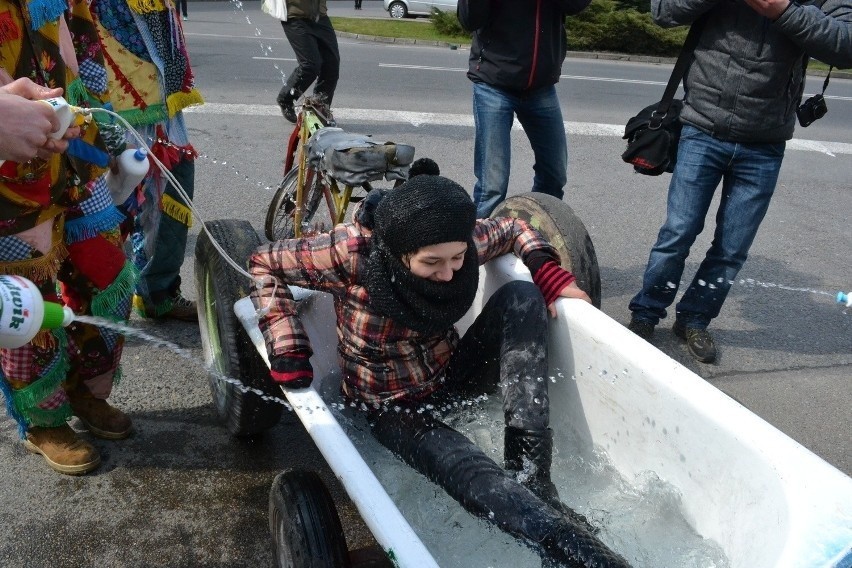 Śmigus dyngus: Tak kiedyś obchodzono święto, czy ktoś je tak...