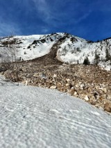 W Tatrach wiosną mogą schodzić lawiny śnieżno-gruntowe. Charakteryzują się one ogromnym ciężarem 