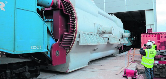 Generator wjeżdża właśnie do nowo zbudowanego obiektu w Enei Wytwarzanie w Świerżach Górnych.