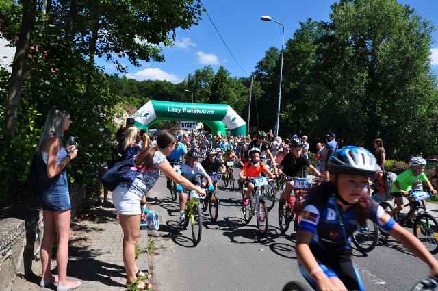 W coraz bardziej popularnym maratonie rowerów górskich liczniej startują dzieci i młodzież szkolna