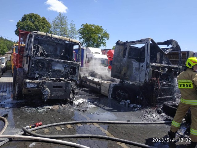 Na placu komisu w Nowej Hucie w powiecie kieleckim spaliły się trzy ciężarówki.