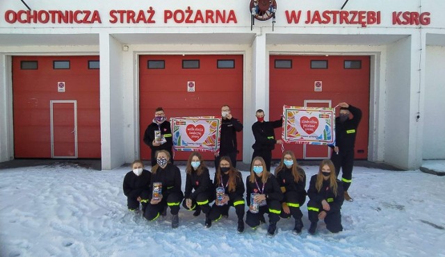 Strażacy ochotnicy z Jastrzębi wspierali Wielką Orkiestrę Świątecznej Pomocy. W sumie do puszek zebrali ponad dwa tysiące złotych.