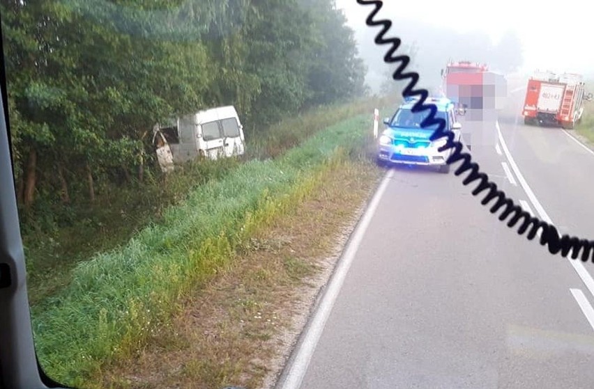 Jaczno. Wypadek na trasie Dąbrowa Białostocka - Nowy Dwór. Bus uderzył w drzewo, kierowca trafił do szpitala [ZDJĘCIA]