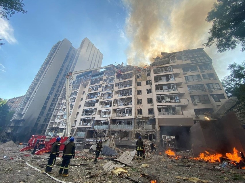 Kijów ostrzelany w niedzielę nad ranem [FOTOGALERIA, WIDEO]. Rakiety Putina zniszczyły budynki mieszkalne. Są ofiary wśród mieszkańców 