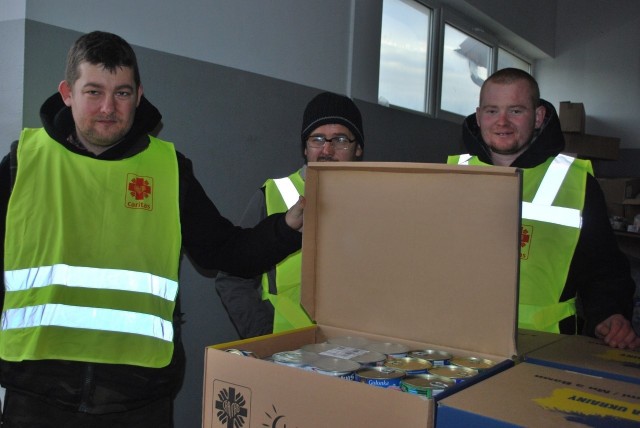 Całość darów zostanie przekazana w najbliższy poniedziałek, 16 stycznia podczas 30 konwoju pomocy humanitarnej do Żółkwi w Ukrainie. Na zdjęciu wolontariusze z sandomierskiej Caritas.