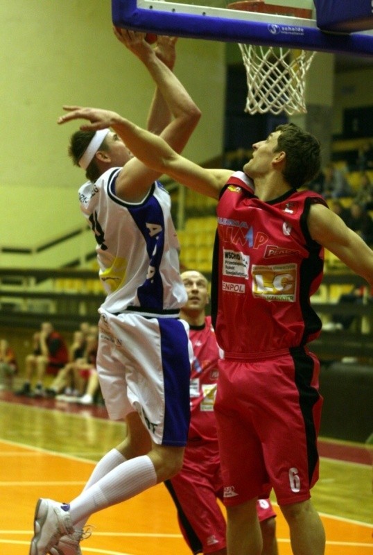 Koszykarze Siarki Tarnobrzeg (z piłką Tomasz Pisarczyk) mimo porażki w Gdyni zajęli drugie miejsce w rundzie zasadniczej i jest to duży sukces naszej drużyny.