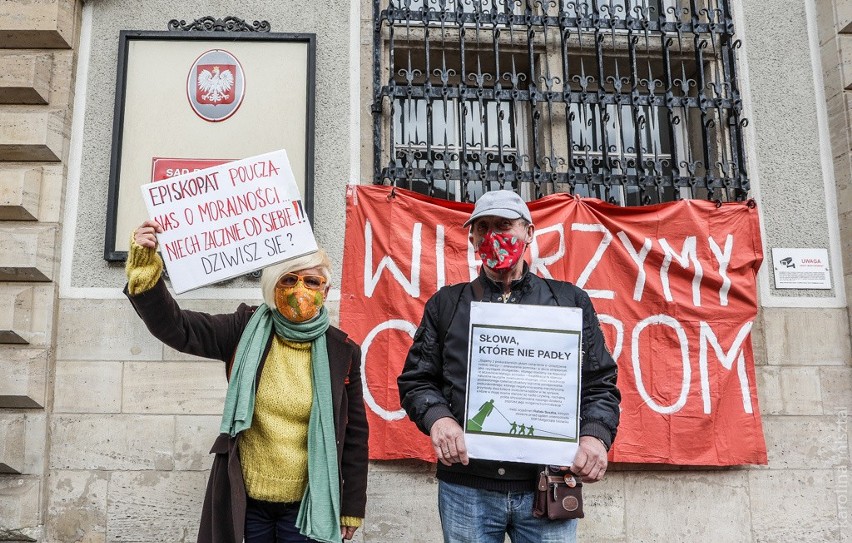 "Odważny i konieczny czyn": Pikieta przed gdańskim sądem w obronie mężczyzn, którzy obalili pomnik ks. Jankowskiego