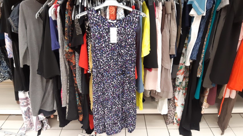Używane ubrania w Auchanie przy DTŚ w Katowicach