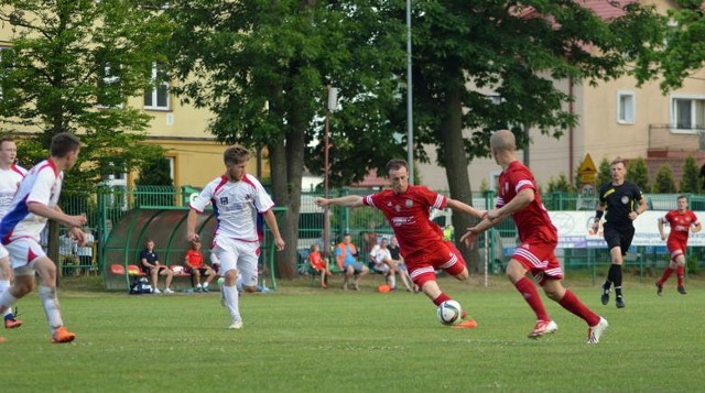 Piłkarze Sokoła Nisko (czerwone stroje) pokonali w sobotnim sparingu drugą drużynę Siarki Tarnobrzeg