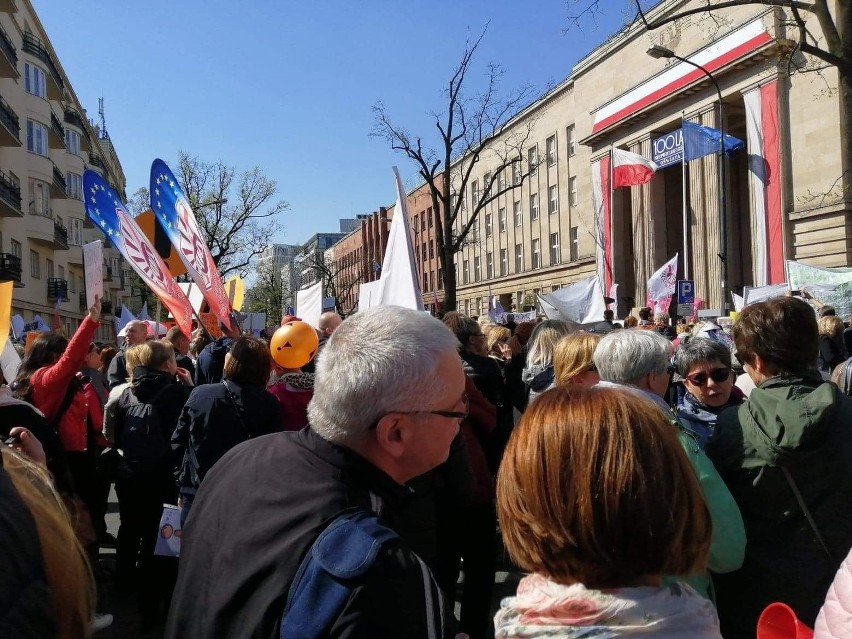 Ostrowieccy nauczyciele protestowali razem z tysiącami kolegów przed Ministerstwem Edukacji Narodowej [ZDJĘCIA]