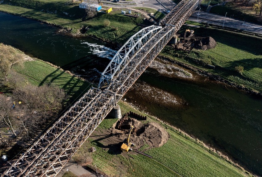 Trwają pierwsze prace przy budowie nowego mostu kolejowego w Przemyślu [ZDJĘCIA]