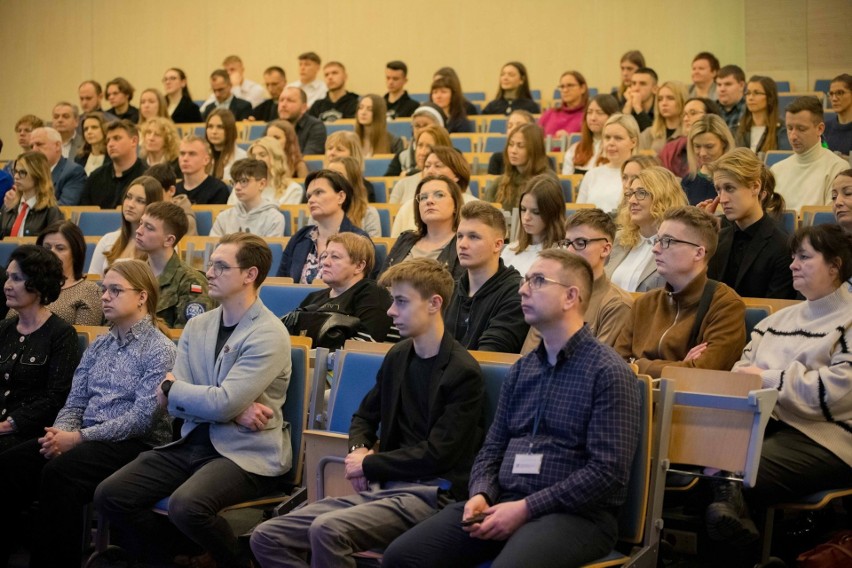 Nowy program stypendialny dla uczniów z regionu, studiujących na Politechniki Świętokrzyskiej w Kielcach. Jak zdobyć pieniądze