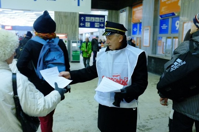 Strajkujący w piątek kolejarze zachęcali pasażerów do poznania powodu swojego protestu