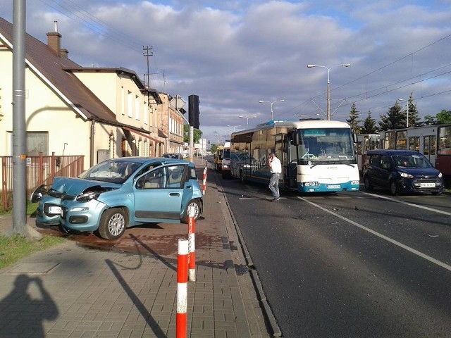 Autobus PKS najechał na tył fiata pandy. Kierowca tego ostatniego trafił do szpitala na badania