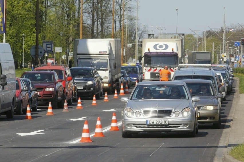 Szybki remont i powolna jazda na Legnickiej. Drogowcy zakorkowali jedną z głównych ulic (ZDJĘCIA)
