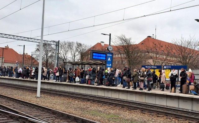 Tłum na 6 peronie Dworca Głównego. W sobotnie popołudnie wiele pociągów jest poopóźnianych, zdezorientowani podróżni czekają na swoje połączenia. Wciąż zablokowana jest ważna linia kolejowa Wrocław - Wałbrzych