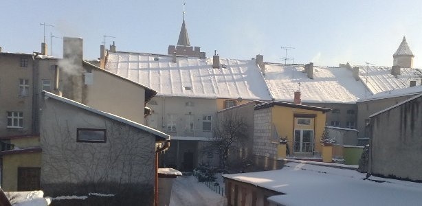 Brodnica. Śnieg przestał padać, ale nadal zalega na dachach i chodnikach...