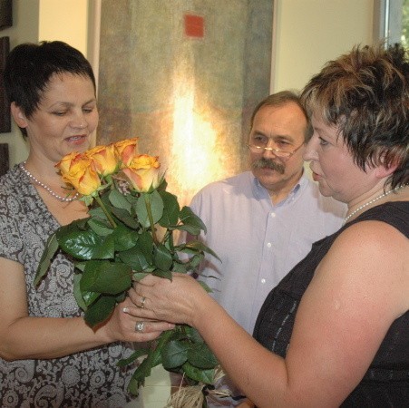 Pierwsze gratulacje na wernisażu Roma Pilitsidis (z lewej) odebrała od koleżanki po fachu, głogowskiej artystki Haliny Engel-Samorek.