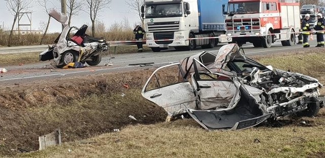 Do szpitala trafiło natomiast trzech nastolatków - mają od 17 do 19 lat. Wszyscy pochodzą z gminy Dąbrowa Białostocka.Z naszych ustaleń wynika, że w poniedziałek dwie osoby wciąż były hospitalizowane. Jeden z rannych trafił do Uniwersyteckiego Szpitala Klinicznego w Białymstoku.- Jego stan jest ciężki - poinformowała Katarzyna Mali-nowska-Olczyk, rzeczniczka USK w Białymstoku.Z kolei w Uniwersyteckim Dziecięcym Szpitalu Klinicznym w Białymstoku przebywa 17-latek. Jest pacjentem kliniki chirurgii. Lekarze oceniają jego stan jako stabilny.