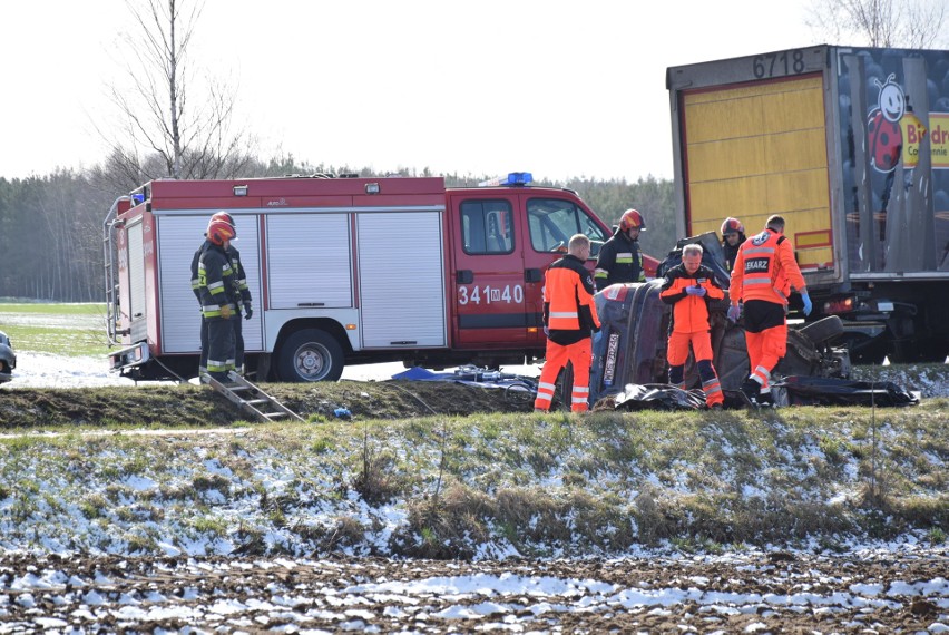 Tragiczny wypadek w Kordowie w gminie Olszewo-Borki. Na DK 61 wg relacji świadka zginęli pasażerowie samochodu osobowego