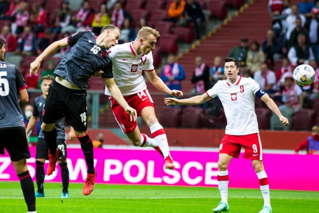 Adam Buksa i Robert Lewandowski w meczu eliminacji mistrzostw świata 2022 Polska - Albania