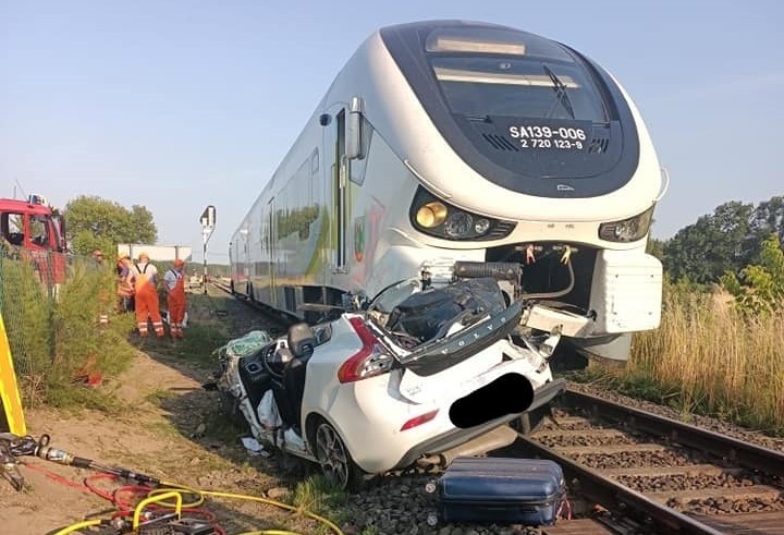 Na miejscu zginęły trzy osoby, podróżujące samochodem...