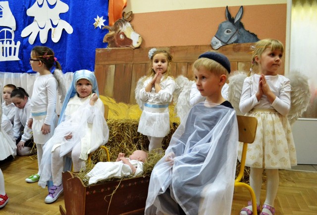 W inscenizacji o Bożym Narodzeniu przedszkolaki zachwyciły gości przygotowaniem oraz pięknymi strojami.