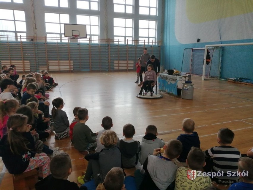 Spotkanie z grupą Zaelektryzowani w Zespole Szkół imienia Jana Pawła II w Osieku (ZDJĘCIA) 