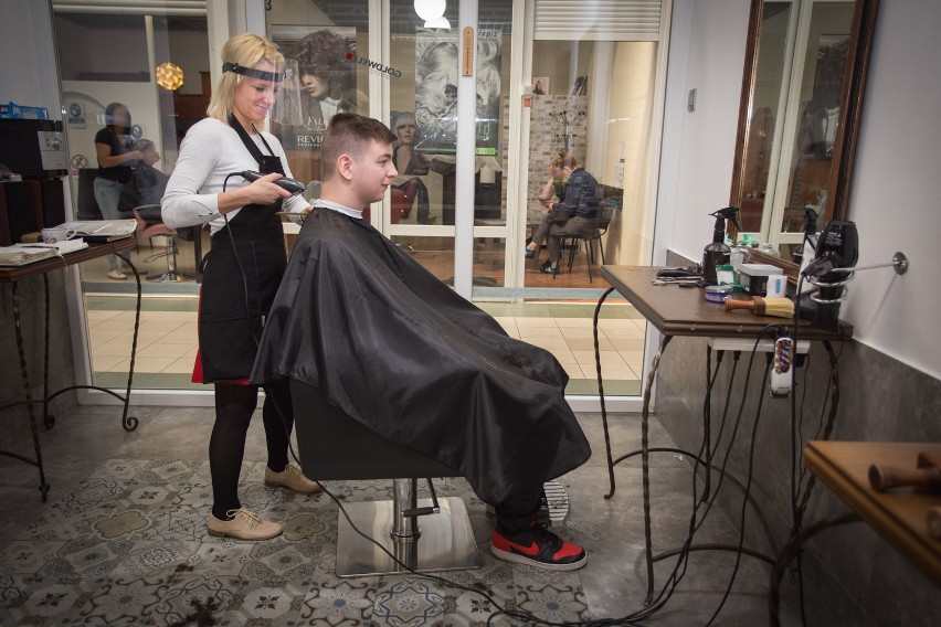 Salon fryzjerski i jego klienci pomogli Leosiowi. Cały utarg zostanie przekazany na walkę chłopca z chorobą
