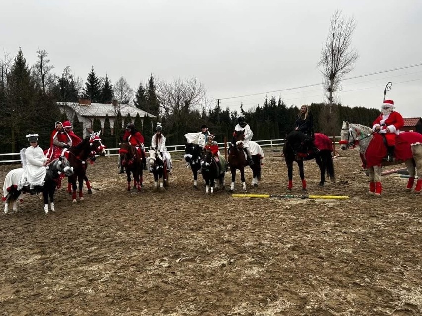 Mikołajkowa parada na koniach w Jastkowicach koło Stalowej Woli. Zobacz zdjęcia