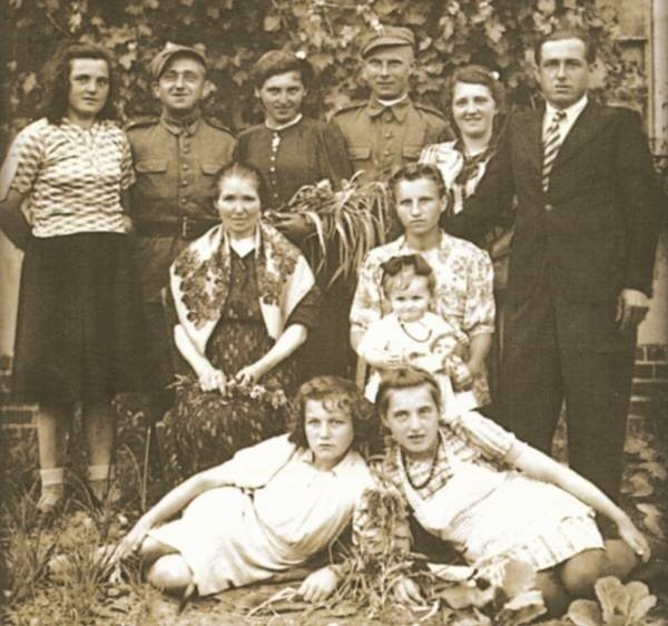 Rodzina Zawadzkich z żołnierzami WP po przyjeździe w 1946 r....