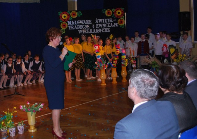 Tradycje i zwyczaje wielkanocne przedstawili zebranym licznie gościom uczniowie klasy piątej.