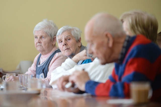 Maksymalnie  400  zł netto jednorazowego dodatku  otrzymają emeryci i renciści, którzy mają najniższe świadczenia. Inni mniej: po 300, 200, 50 zł